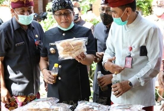 Bupati Giri Prasta Tinjau Pemanfaatan Akses Free Wifi di Desa Adat Bindu