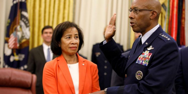 Charles Brown Jadi Jenderal Keturunan Afro-Amerika Pertama Pimpin Angkatan Udara AS