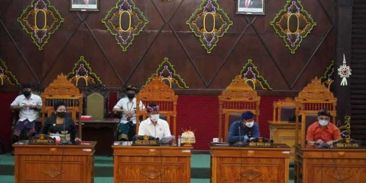 Rapat Paripurna DPRD Karangasem Sahkan LKPJ APBD Karangasem