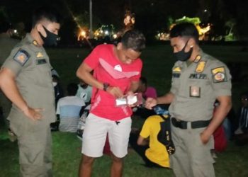 5 Pemuda Di Berikan Hukuman “Push Up” Karena Kerumunan Dan Tidak Pakai Masker