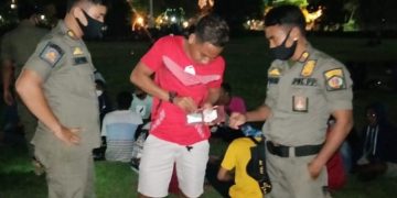 5 Pemuda Di Berikan Hukuman “Push Up” Karena Kerumunan Dan Tidak Pakai Masker