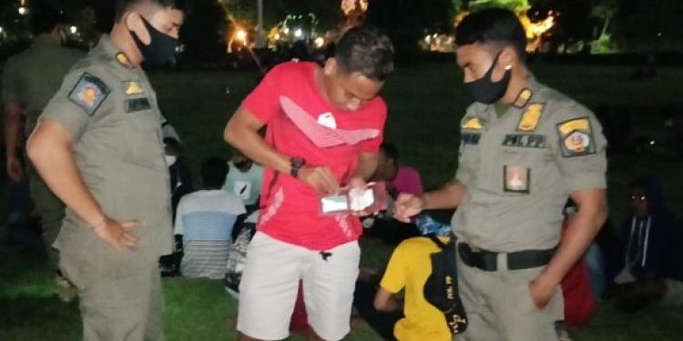 5 Pemuda Di Berikan Hukuman “Push Up” Karena Kerumunan Dan Tidak Pakai Masker