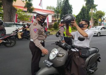 Kedepankan Pencegahan, Polisi Beri Helm Pengendara Motor