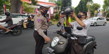 Kedepankan Pencegahan, Polisi Beri Helm Pengendara Motor