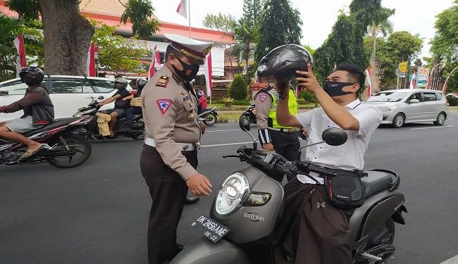 Kedepankan Pencegahan, Polisi Beri Helm Pengendara Motor