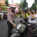 Kedepankan Pencegahan, Polisi Beri Helm Pengendara Motor