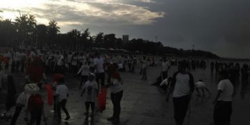 Ribuan Warga Muslim Bersihkan Sampah Sepanjang Pantai Kuta hingga Petitenget