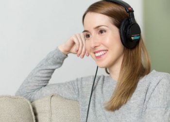 7 Lagu yang Cocok Didengerin Saat Sedang Social Distancing.