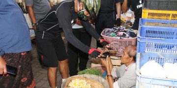 Tetap Menjaga Kebugaran,Pangdam XI/Udayana Pimpin Gowes Sambil Bagikan Masker
