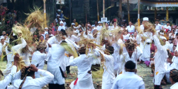 Ritual Siat Sampian di Desa Adat Geriana Kangin