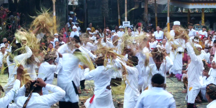 Ritual Siat Sampian di Desa Adat Geriana Kangin