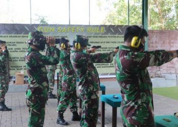Guna Tingkatkan Kemampuan Di Bidang Menembak,  Personel Lanud I Gusti Ngurah Rai Laksanakan Latihan menembak
