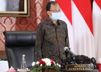 Gubernur Bali, Wayan Koster Ikuti Pelantikan Dan Serah Terima Jabatan OJK Secara Viktual