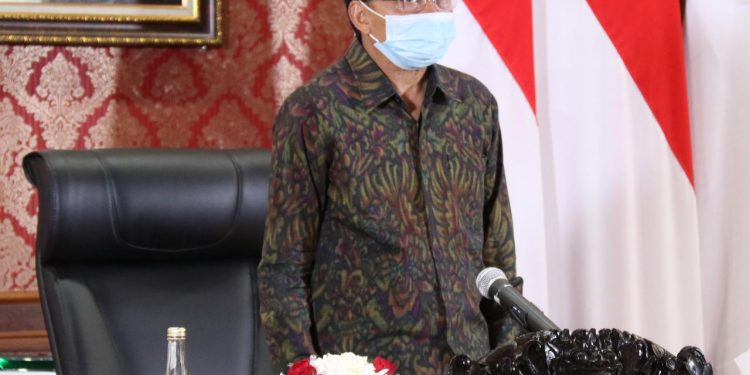 Gubernur Bali, Wayan Koster Ikuti Pelantikan Dan Serah Terima Jabatan OJK Secara Viktual
