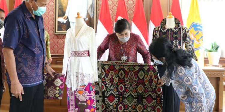 Kain Endek Mulai Mendunia, Christian Dior Pilih Endek Untuk Produksi di Tahun 2021