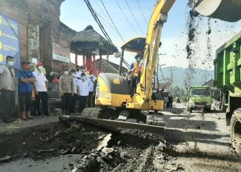 Bupati Karangasem Pastikan Rekontruksi Perbaikan Jalan Selat-Sidemen