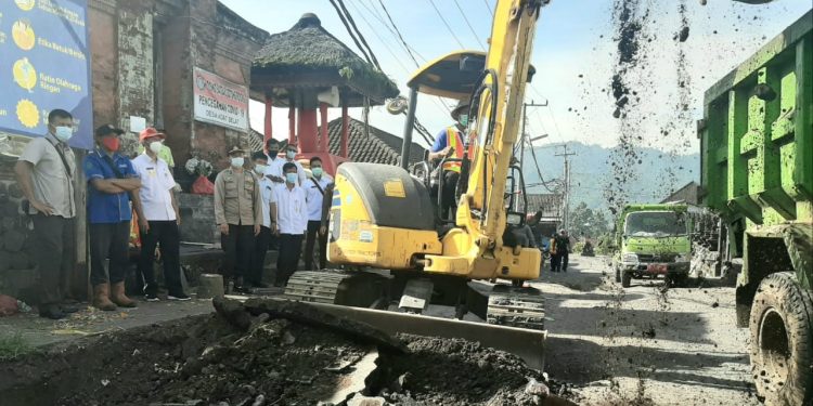 Bupati Karangasem Pastikan Rekontruksi Perbaikan Jalan Selat-Sidemen