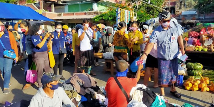 Peringati Hari Kesehatan Nasional, Pemkot Denpasar Bagi Masker Gratis