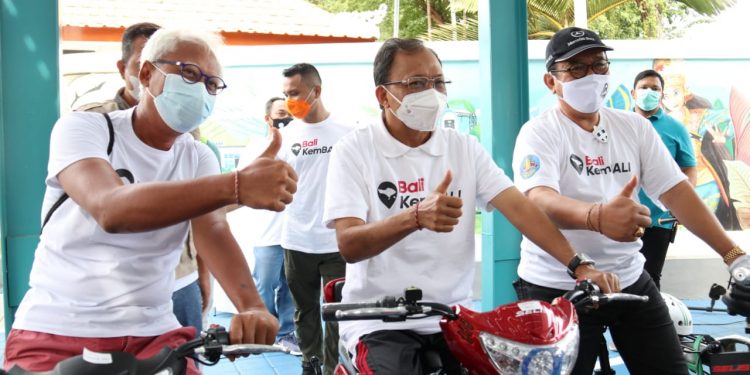 Gubernur Koster secara resmi melepas acara bersepeda Listrik di Green Concert