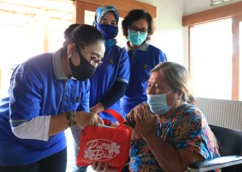 Hari Ibu ke 92 , BKOW dan BK3S Provinsi Bali Serahkan Bantuan ke Panti Jompo