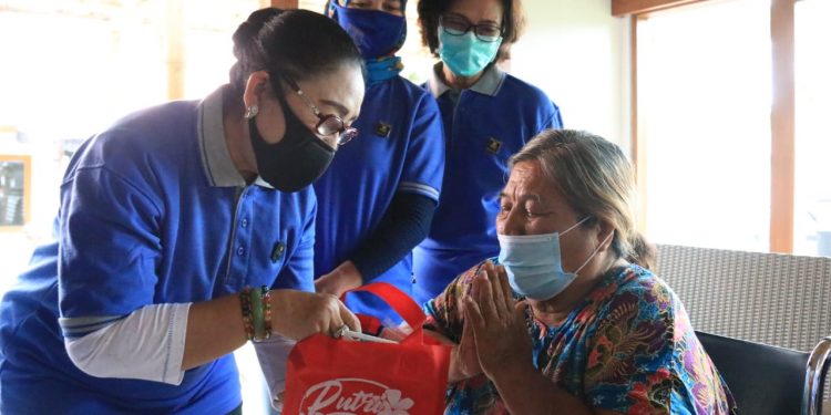 Hari Ibu ke 92 , BKOW dan BK3S Provinsi Bali Serahkan Bantuan ke Panti Jompo