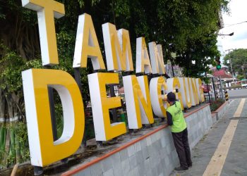 Cegah Covid-19,Petugas Rutin Semprot Desinfektan Taman Denggung