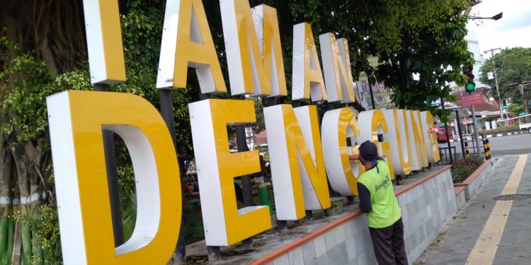Cegah Covid-19,Petugas Rutin Semprot Desinfektan Taman Denggung