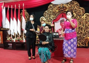 Akhir Kampanye Jaya-Wibawa, Ni Made Rahayuni Latih Ibu PKK Tata Rias