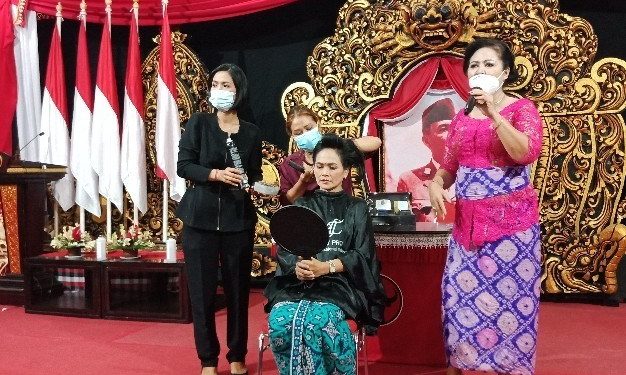 Akhir Kampanye Jaya-Wibawa, Ni Made Rahayuni Latih Ibu PKK Tata Rias