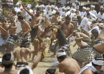 Perang Ketupat, Salah Satu Tradisi Di Desa Kapal Bali