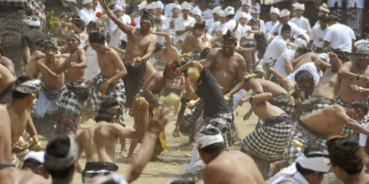 Perang Ketupat, Salah Satu Tradisi Di Desa Kapal Bali