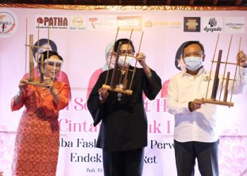 Beri Sambutan Di Lomba Fashion Show Endek dan Songket, Ny Putri Koster Ingatkan Jangan Hilangkan Warisan Leluhur