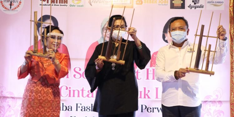Beri Sambutan Di Lomba Fashion Show Endek dan Songket, Ny Putri Koster Ingatkan Jangan Hilangkan Warisan Leluhur
