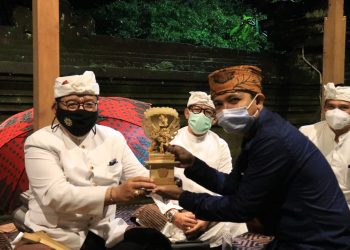 Tangkil Ke Pura Mandhara Giri Semeru Agung, Wagub Bali Terima Keris Pusaka Kerajaan Singosari