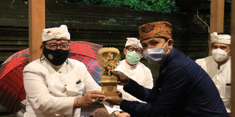 Tangkil Ke Pura Mandhara Giri Semeru Agung, Wagub Bali Terima Keris Pusaka Kerajaan Singosari