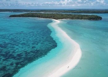 Keunikan Pantai Ngurtafur, Rasakan Sensasi Berjalan Di Tengah Laut