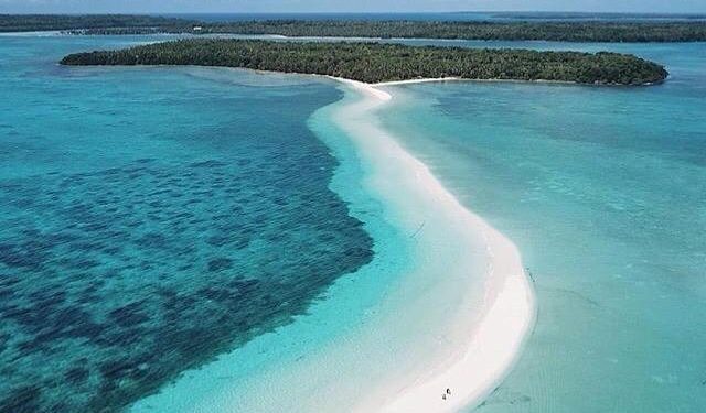 Keunikan Pantai Ngurtafur, Rasakan Sensasi Berjalan Di Tengah Laut