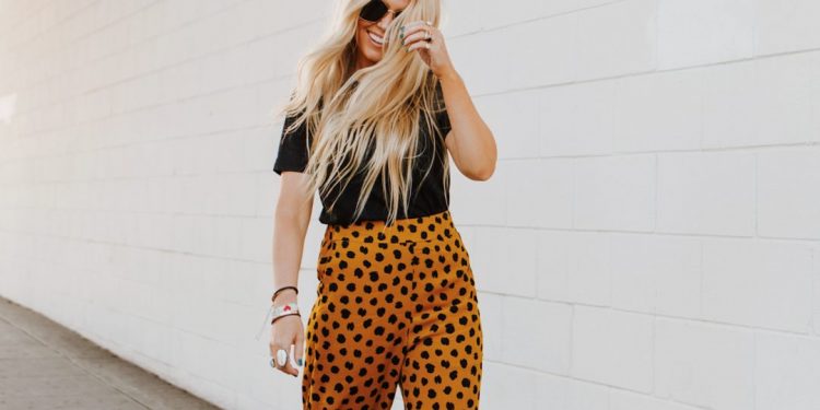 Anti Norak, 5 Cara Max’n Match Tampil Kece Dengan Celana Print