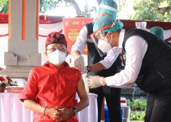 Prokes Ketat, Gubernur Bali Terima Vaksin Covid19 ke 2 & 12 Pejabat Lainnya