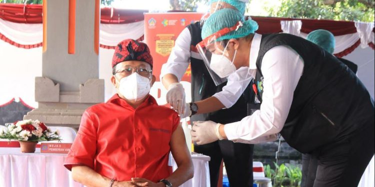 Prokes Ketat, Gubernur Bali Terima Vaksin Covid19 ke 2 & 12 Pejabat Lainnya