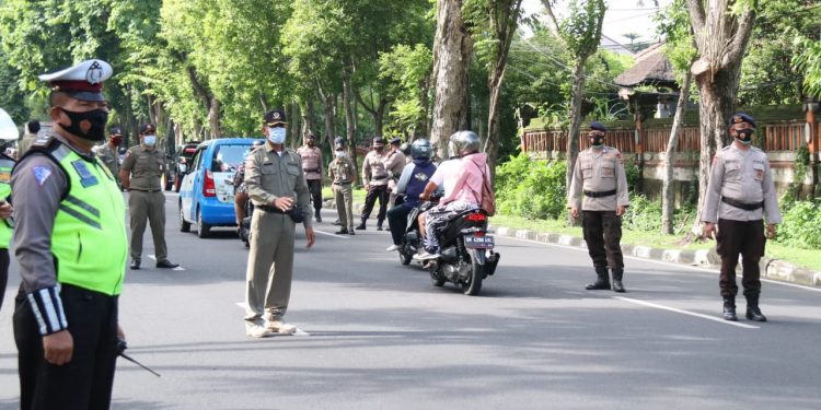 Ciptakan Bali Bersih, Sat Pol PP Terbitkan Baliho dan Razia Masker