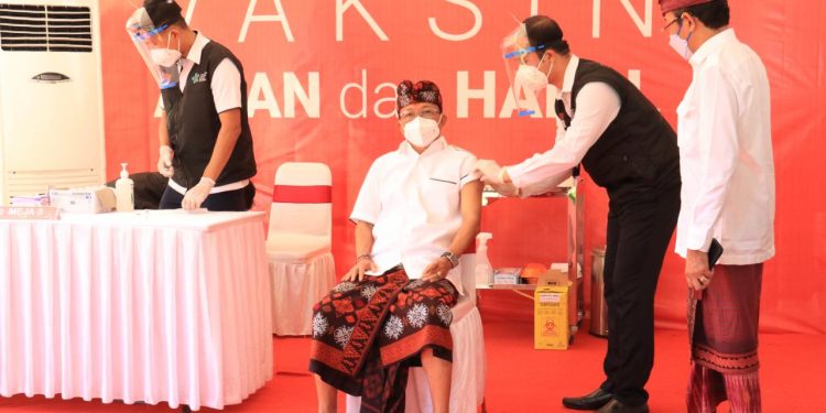 Awali Program Vaksinasi Massal Gratis Bali, Gubernur Koster Divaksin Covid 19