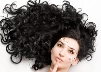 Agar Tidak Kering & Menggembang, Yuk Intip Perawatan Rambut Kerinting