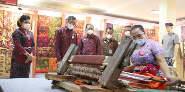 MENHUMHAM RI Belanja Kain Endek Bermotif Aksara Bali Di Pameran IKM Bali Bangkit
