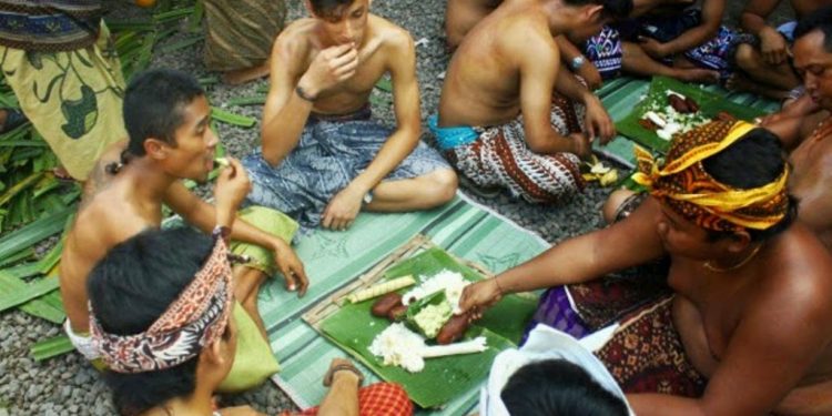 Sudah Ada Sejak Dulu,Pengertian Megibung Dalam Budaya Bali