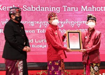 Gubernur Bali & Wagub Bali Beri Penghargaan Bali Kérthi Nugraha Mahottama ke Praktisi Wariga & Praktisi Lontar Bali