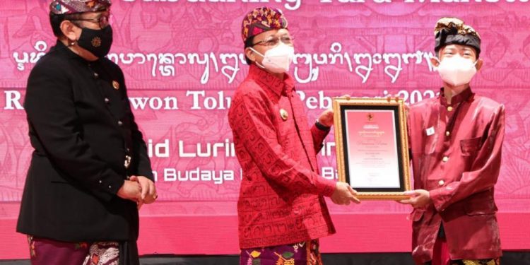 Gubernur Bali & Wagub Bali Beri Penghargaan Bali Kérthi Nugraha Mahottama ke Praktisi Wariga & Praktisi Lontar Bali