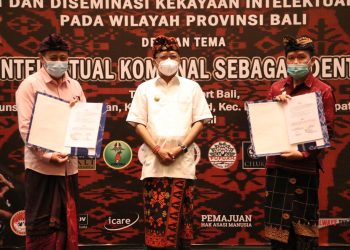 Secara Resmi , Gubernur Koster Serahkan 63 Sertifikat Merek Perorangan