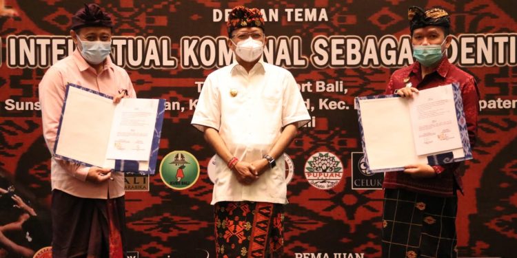 Secara Resmi , Gubernur Koster Serahkan 63 Sertifikat Merek Perorangan
