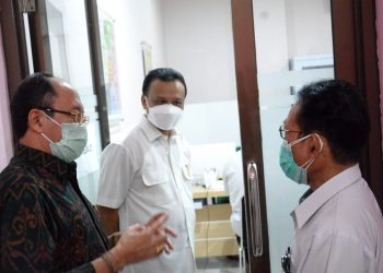 Sekda Bali, Dewa Indra Pantau Vaksinasi Covid 19 di Klinik Pratama Warmadewa